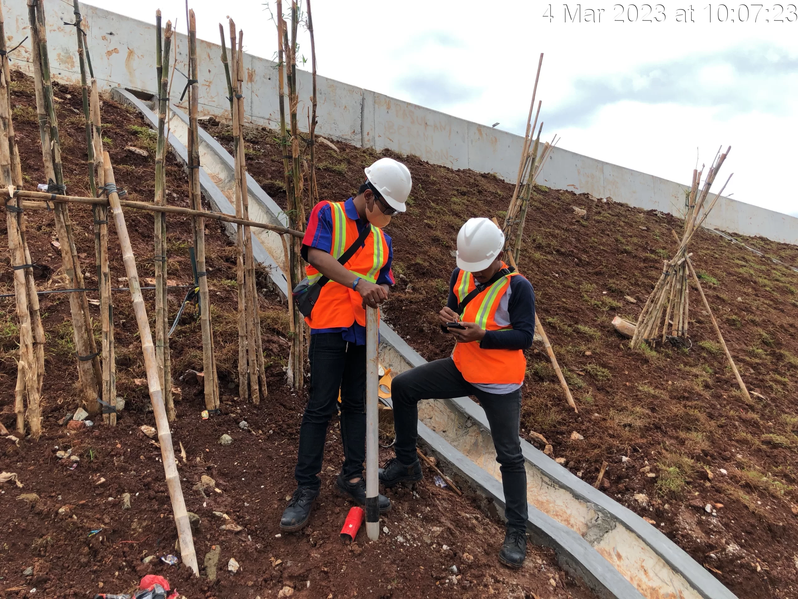 Pipa Aluminium Inclinometer Casing untuk monitoring pergerakan lateral tanah pada proyek geoteknik, bendungan, lereng, galian, dan infrastruktur.